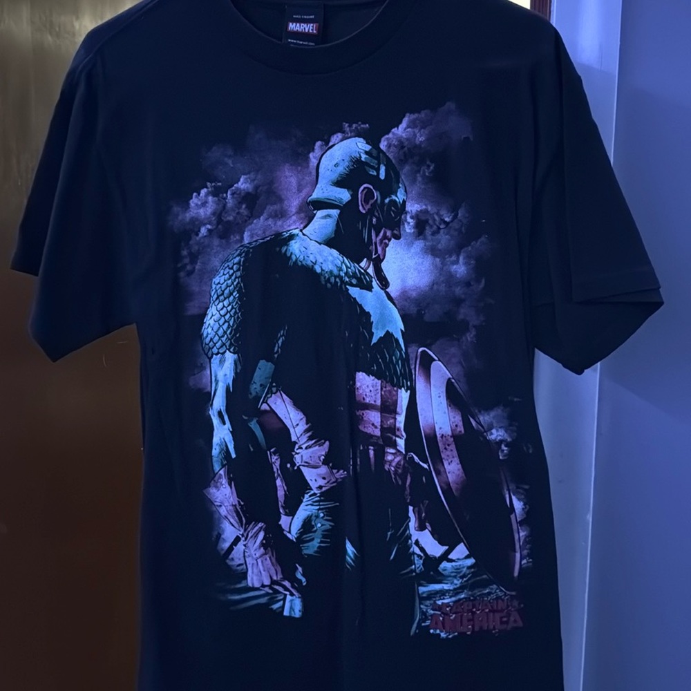 CAPTAIN AMERICA TSHIRT - SIZE MEDIUM